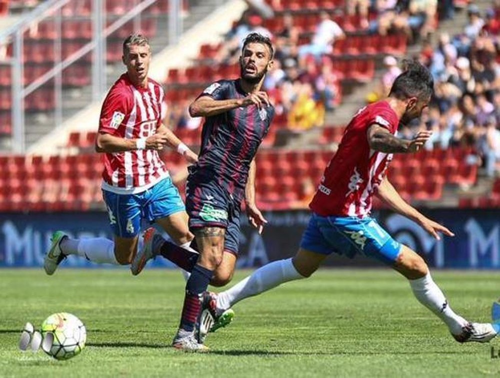 Lance del partido entre el Girona y el Huesca. EFE