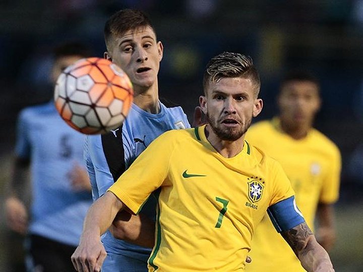 Uruguay remonta a Brasil y se afianza en el liderato