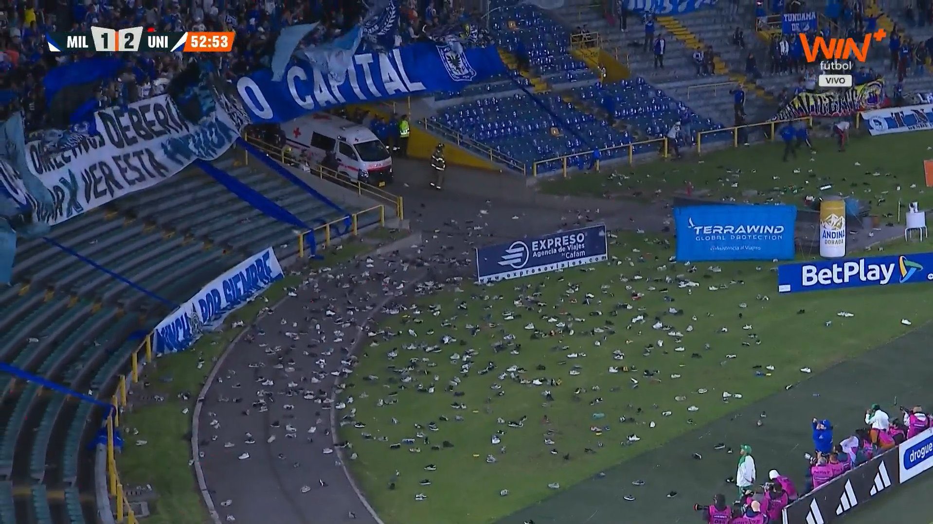 El Millonarios-Unión Magdalena fue interrumpido... ¡por una lluvia de zapatos!