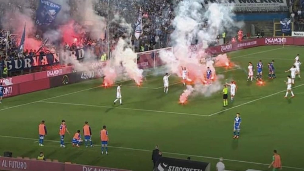 Los ultras del Brescia suspendieron el partido. Captura/SkySport