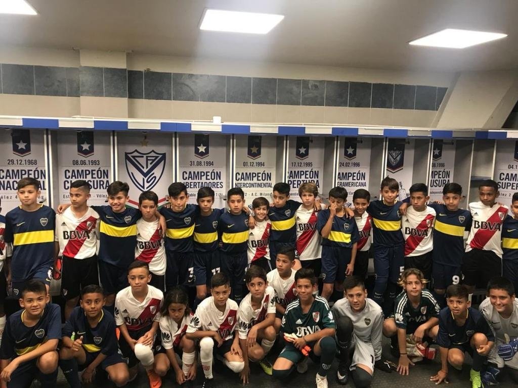 Las categorías de 2007 de Boca y River posaron juntos. BocaJuniors