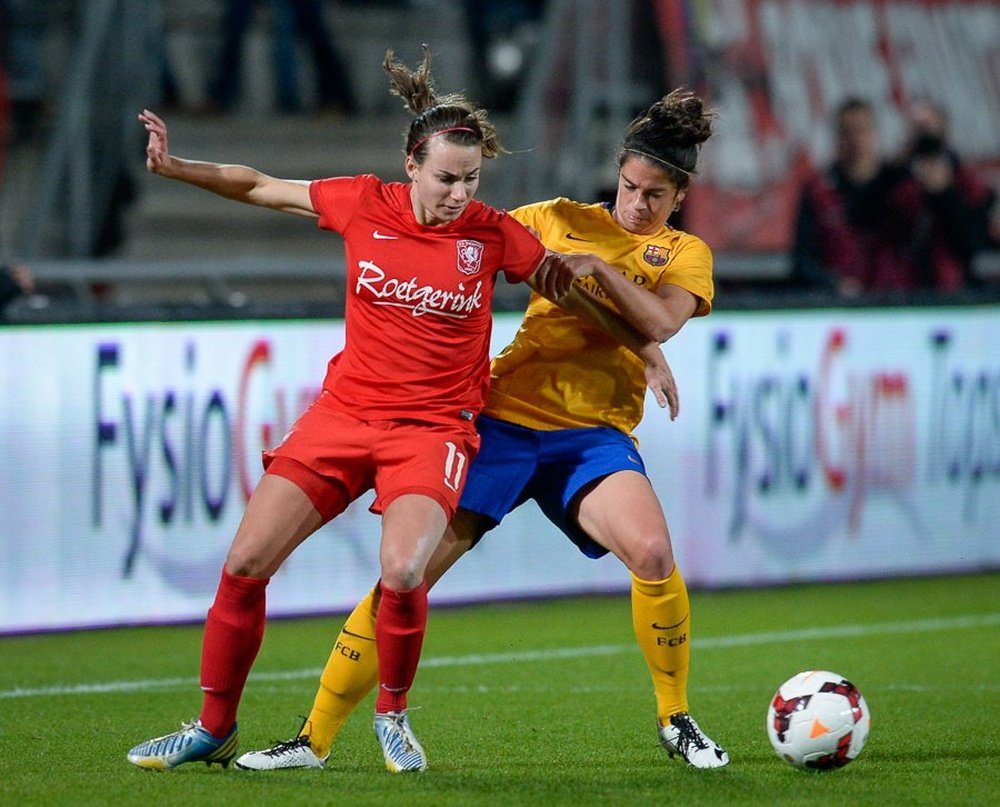 Las futbolistas de Twente y Barcelona forcejean por un balón en el partido de ida de los octavos de la Champions League Femenina. Twitter