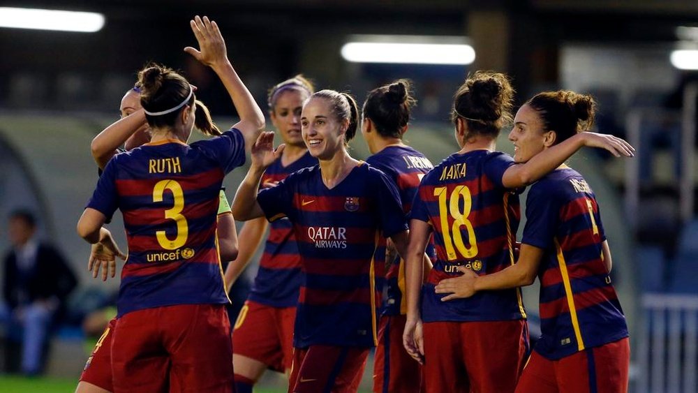 Las futbolistas del Barcelona Femenino se felicitan tras golear al Biik en 1/16 de final de la Champions Femenina. Twitter