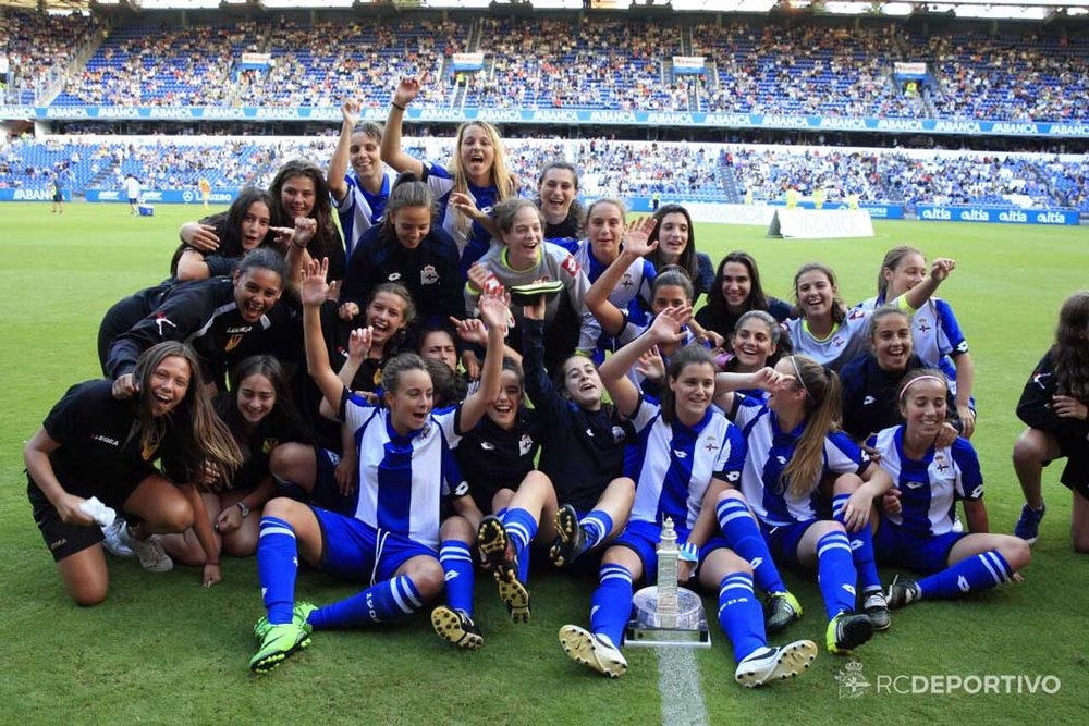 Las futbolistas del Deportivo Femenino celebran su victoria en el Teresa Herrera ante el Villarreal. CanalDeportivo