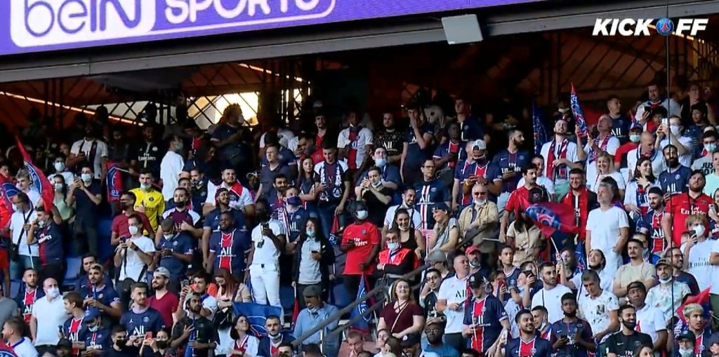 Mbappe didn't get the warmest reception at the Parc des Princes. Captura/PSGTV