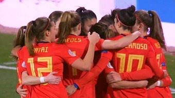 Las jugadoras de España Femenino celebran su gol ante Polonia.AFP