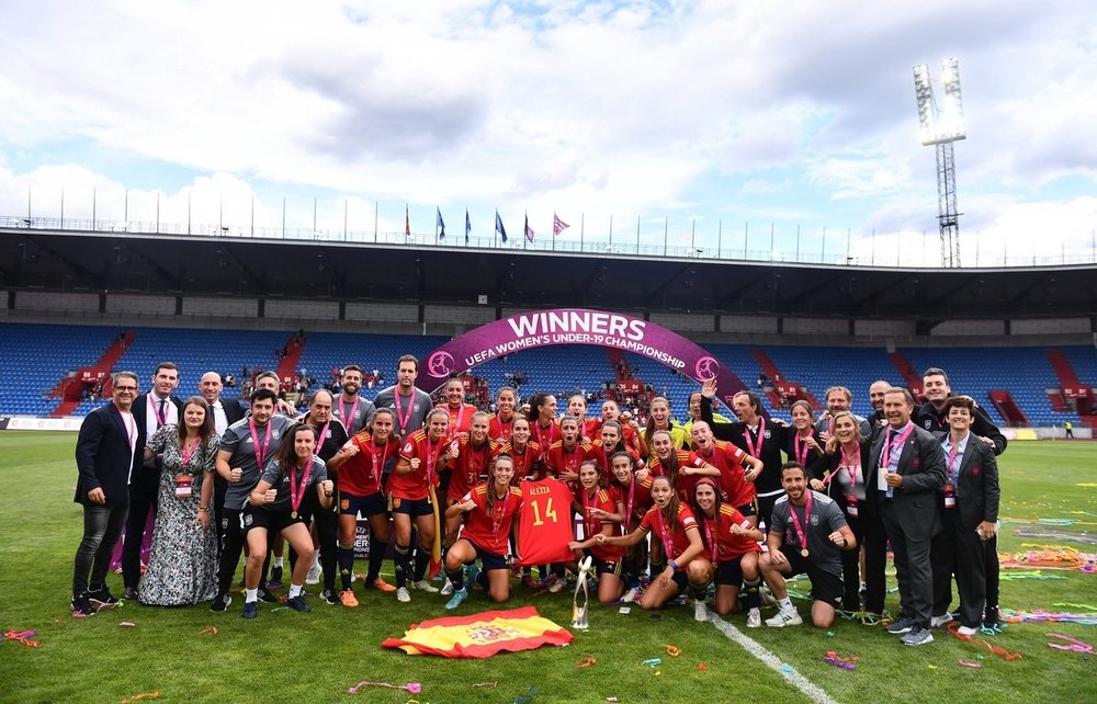 La Federación homenajea a la Selección Española Sub 19. SelecciónEspañolaFem