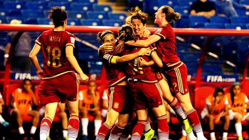 Las jugadoras de la selección española de fútbol femenino se abrazan tras lograr un gol. Twitter