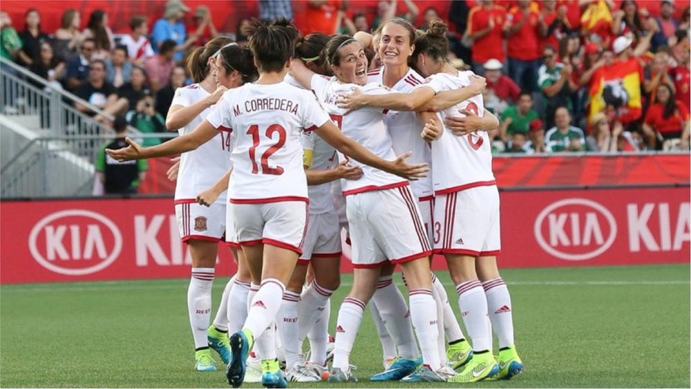 Las jugadoras de la selección femenina de fútbol de España celebran uno de los tres tantos logrados ante China. Twitter