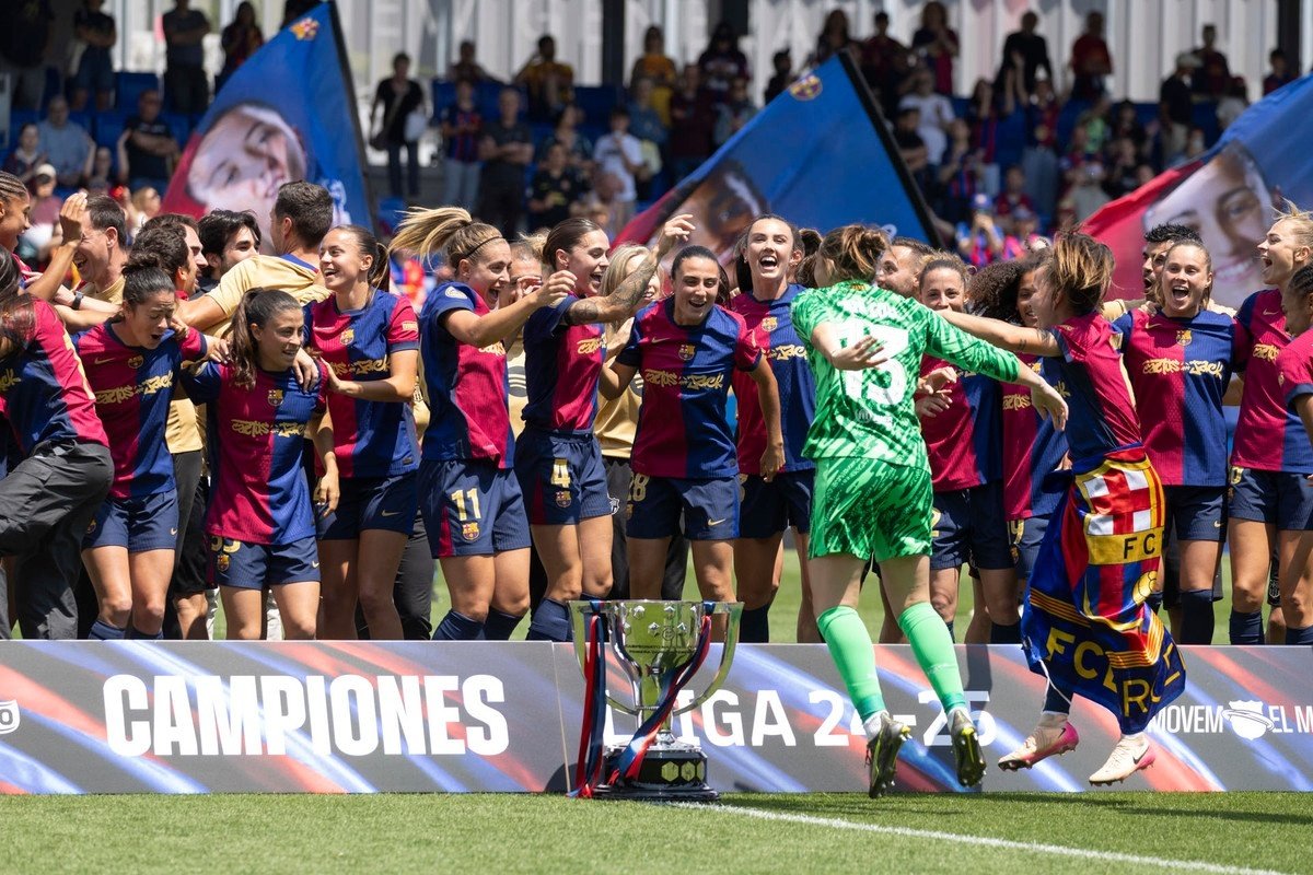 El Barça Femenino se impuso con solidez al Athletic (6-0) en el último partido de la temporada en el que levantó su título de Liga para despedir el curso.