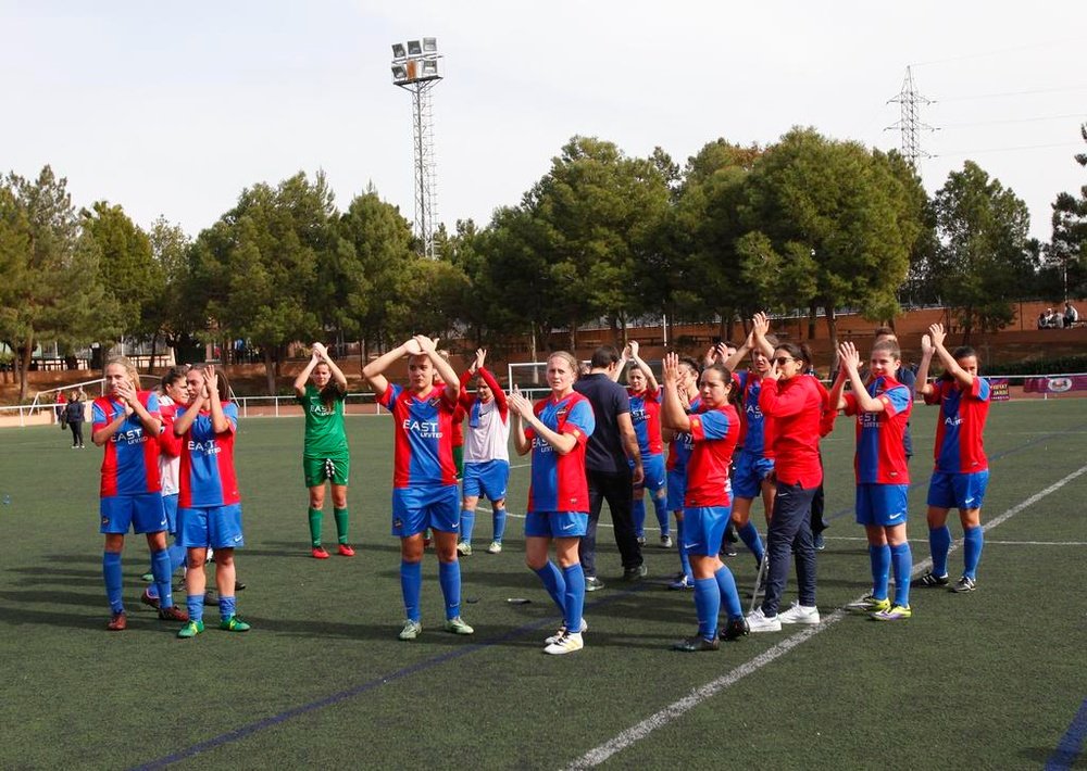 Las jugadoras del Levante Femenino agradecen el apoyo de la afición durante un partido. LUDFemenino