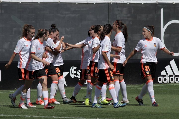 El Valencia golea para adueñarse del liderato femenino