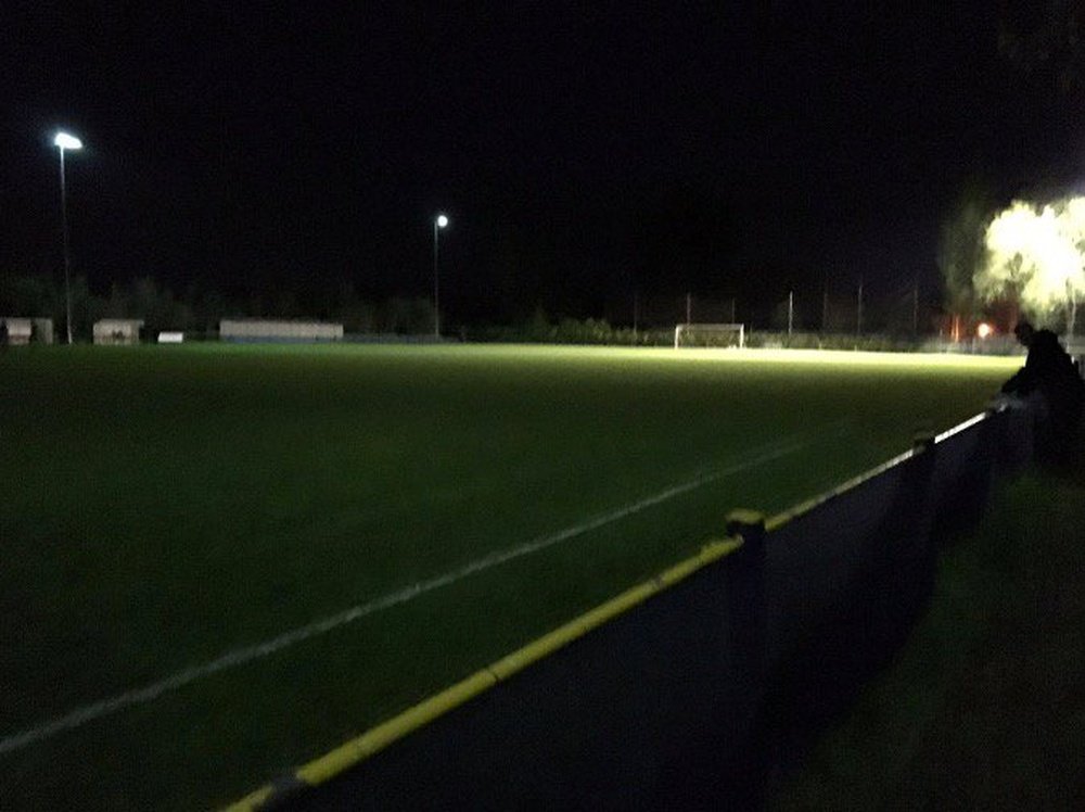 Un jugador apagó las luces del estadio sin querer. Twitter/SaracensFC