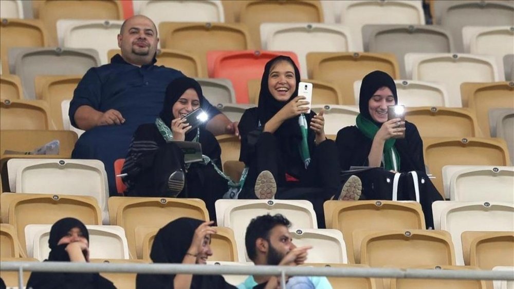 Las mujeres pudieron ir por primera vez en su vida a un partido de fútbol en Arabia. AFP