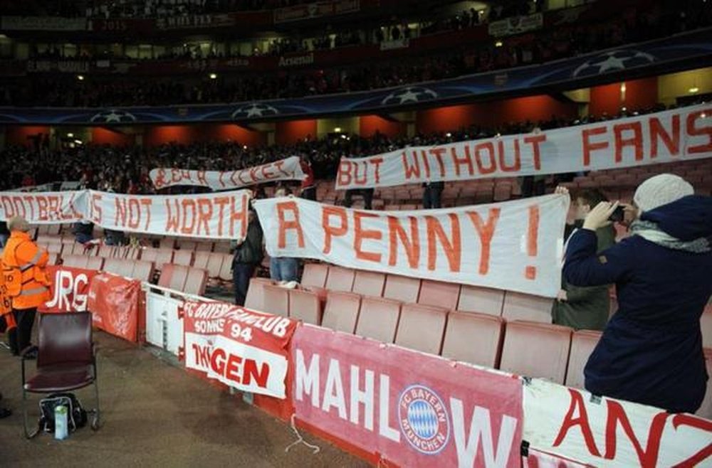 Las pancartas lucidas por los fan del Bayern en el Emirates Stadium. Twitter