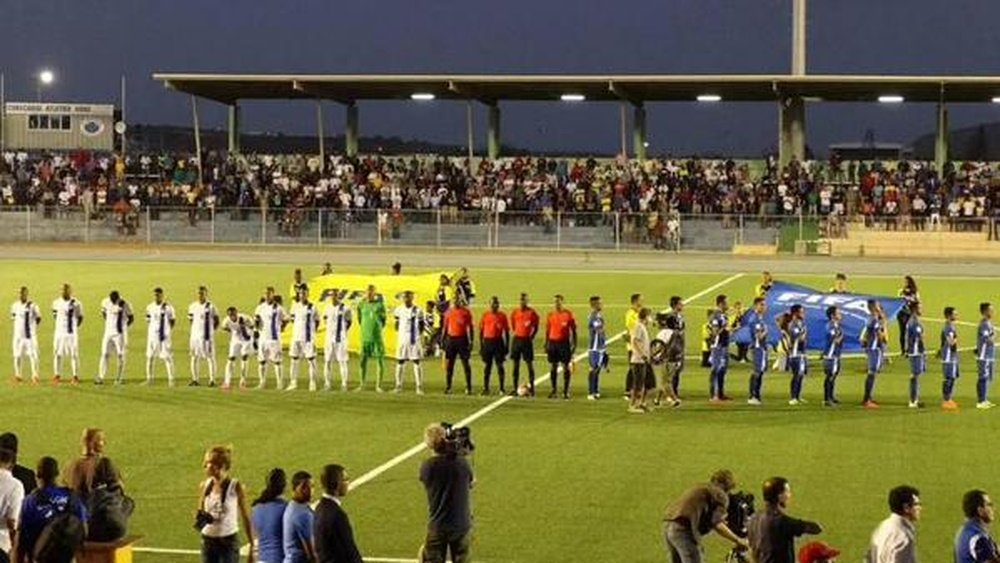 Las selecciones de Curaçao (i) y El Salvador (d), antes de dar comienzo el partido. Twitter