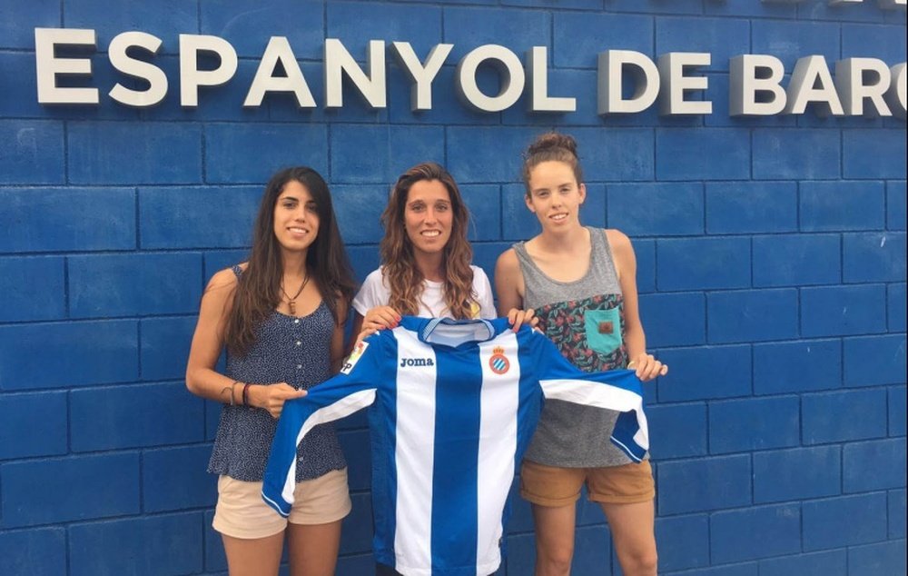 Las tres nuevas futbolistas del Espanyol, Cristina Baudet, Gemma Sala y María del Mar Mazuecos, posan para la web del club. RCDEspanyol
