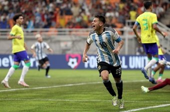La Selección Argentina certificó su pase a las semifinales del Mundial Sub 17 tras derrotar en los cuartos de final a su máximo rival, la Selección Brasileña. Sin duda, el gran protagonista del choque fue Claudio Echeverri, quien anotó un 'hat trick'.