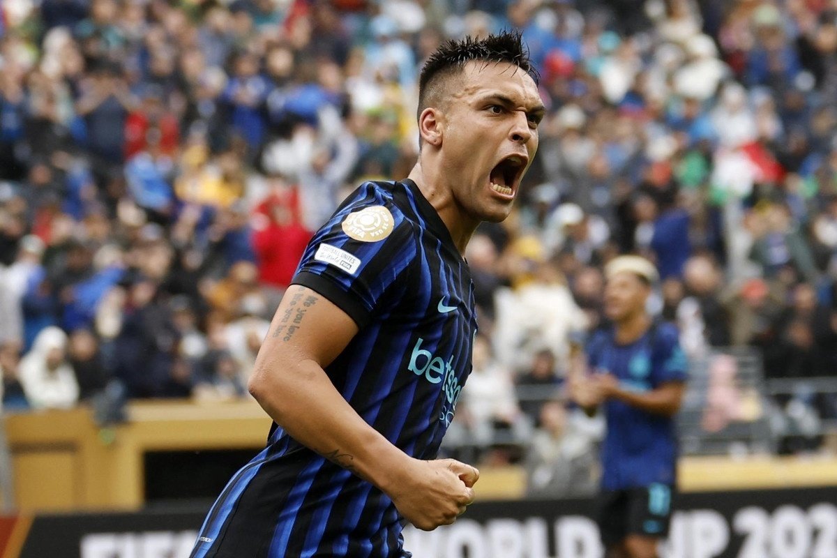 La bandera argentina tapa las vergüenzas del Inter. EFE