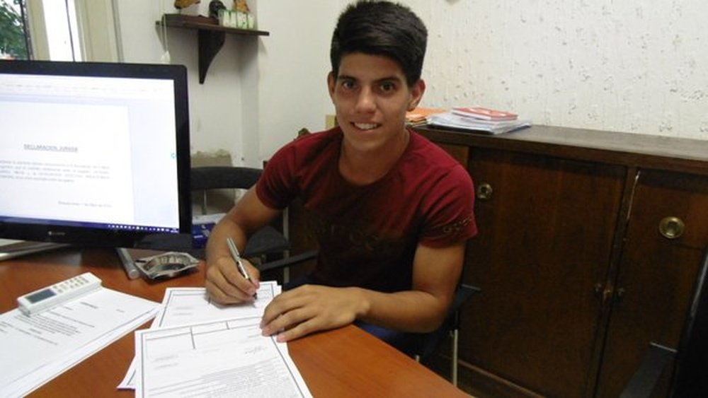 Lautaro Mesa firma con Argentinos Juniors hasta junio de 2019. Twitter