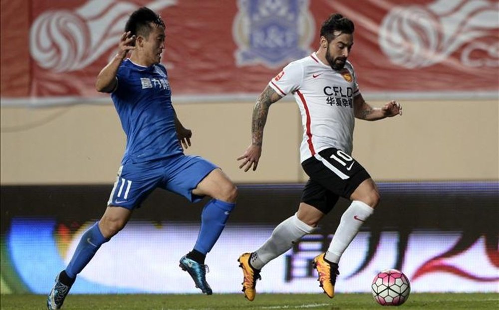 Lavezzi, en su primer partido en la Liga China. AFP