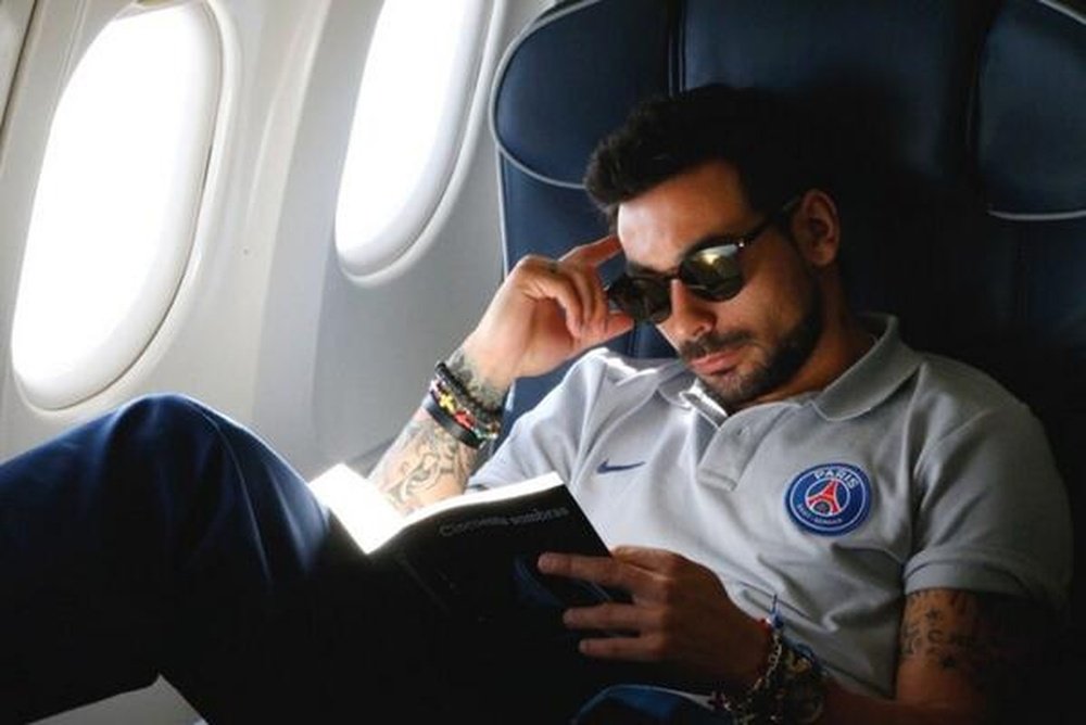 Lavezzi -leyendo durante un viaje con el PSG- volará a China en breve. Twitter