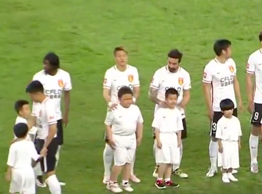 Lavezzi posa con un niño en el momento previo a un partido. Richard Monterrey - Youtube