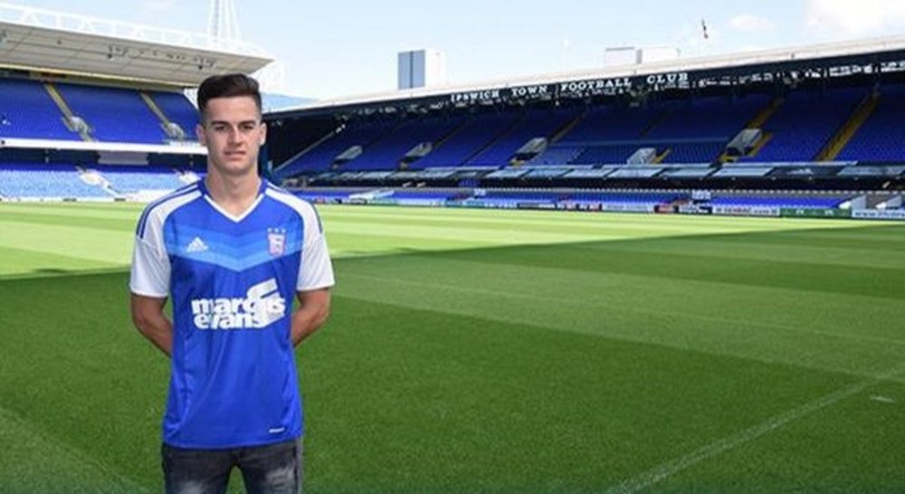 Lawrence posa con la camiseta del Ipswich Town. ITFC