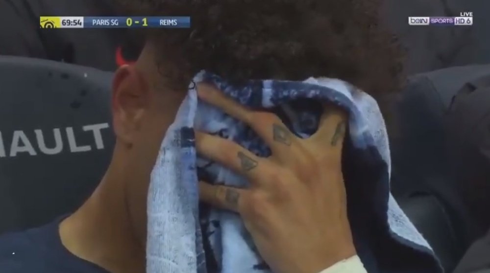 Layvin Kurzawa vai as lágrimas após substituição em partida pelo PSG. Captura/beINSports