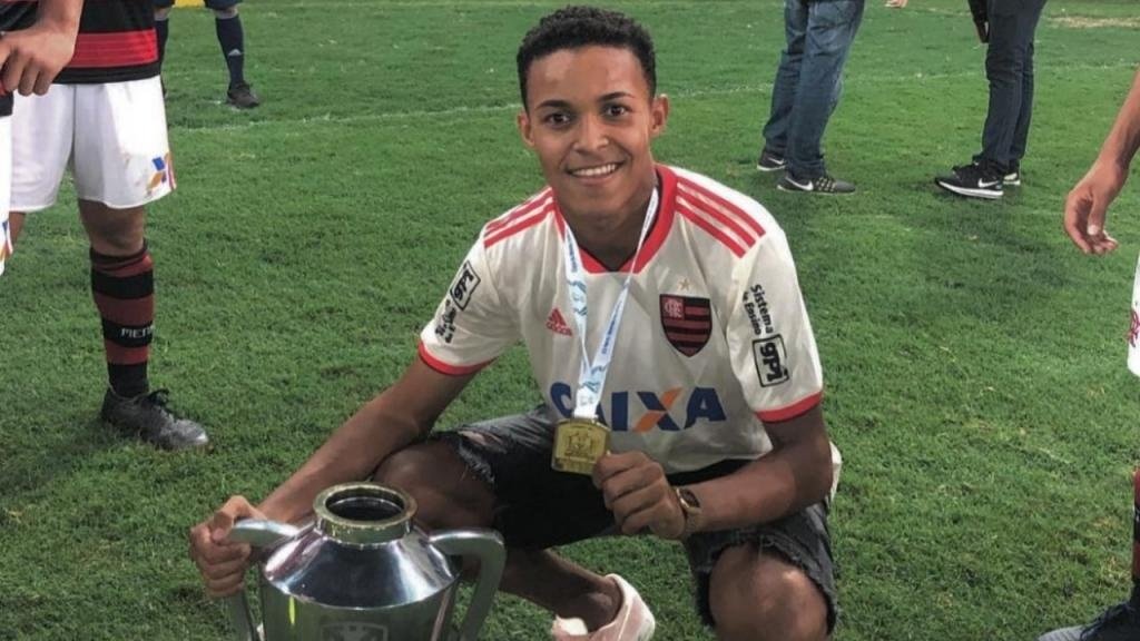 Lazaro Vinicius Marques, comemorando um título com a base do Flamengo. Instagram/Flamengo