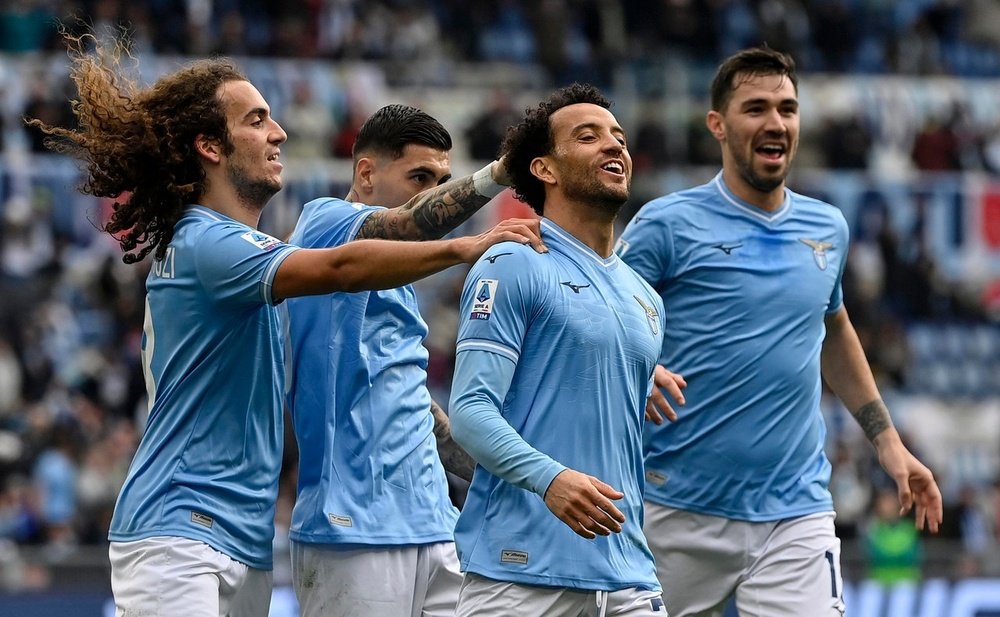 Lazio are now just a point behind Fiorentina. EFE