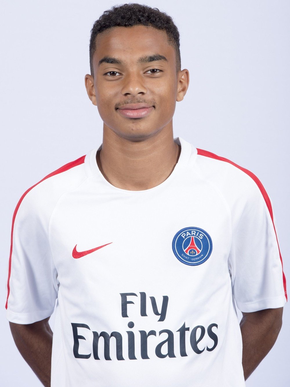 Le jeune joueur du PSG, Dagba, signe en pro. PSG