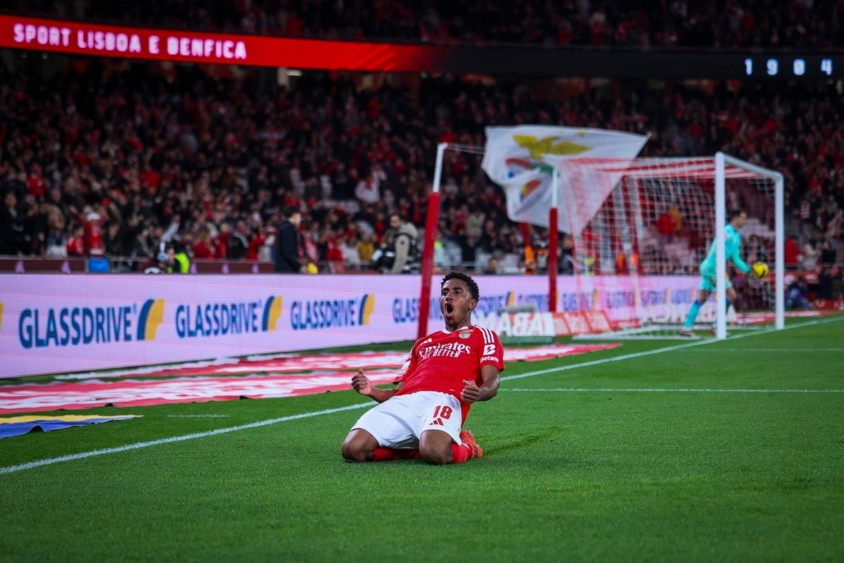 Benfica sem Di María goleia o Famalicão antes de enfrentar o Barcelona. EFE