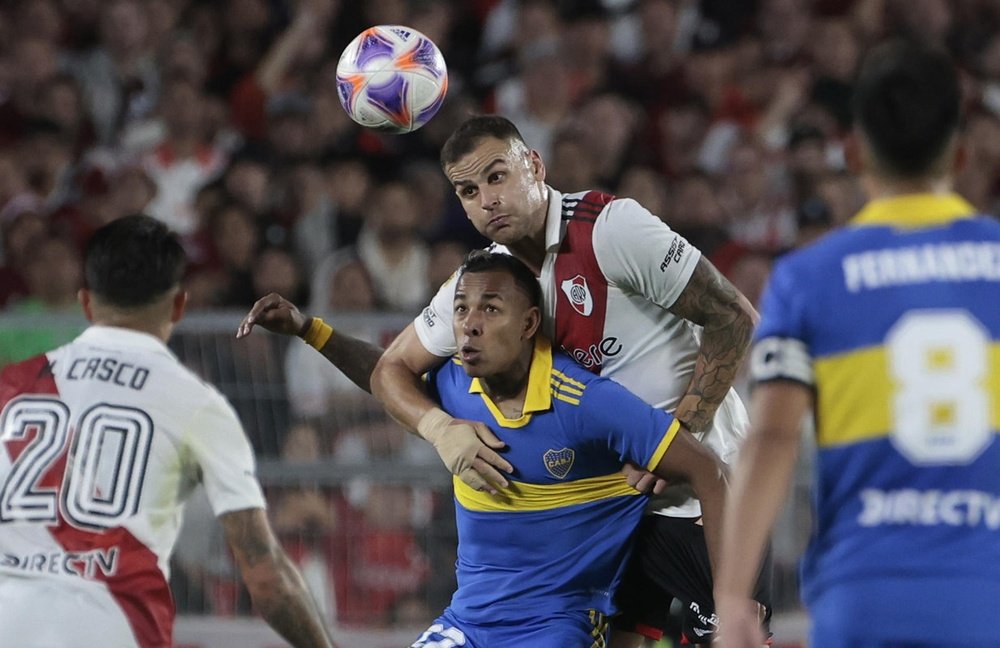 Sebastián Villa disputó el partido ante River. EFE