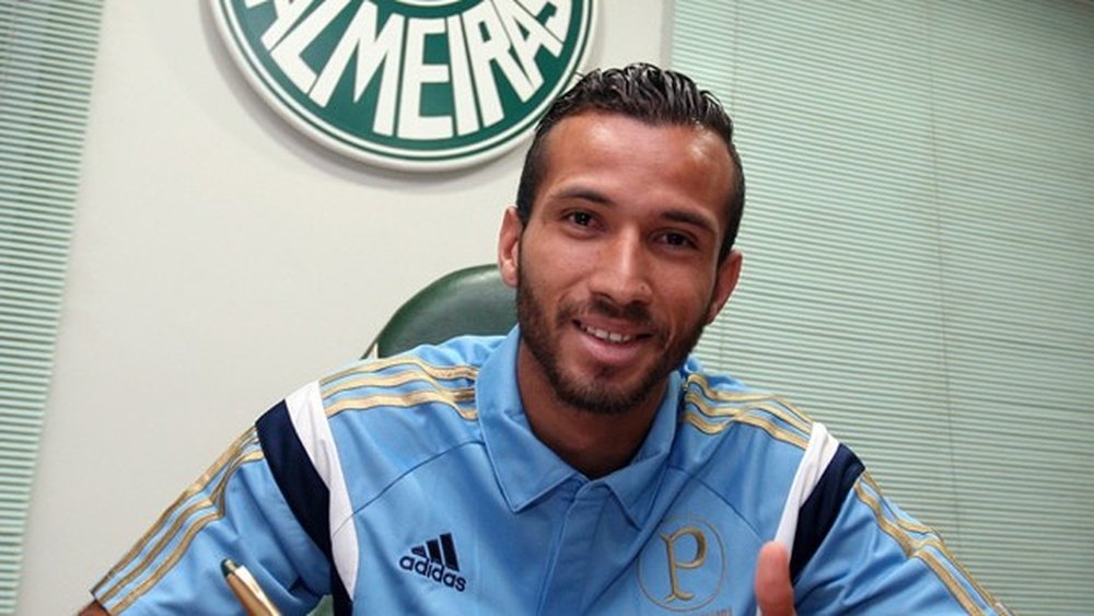 El jugador vistió la camiseta de Palmeiras durante la temporada 14-15. Palmeiras