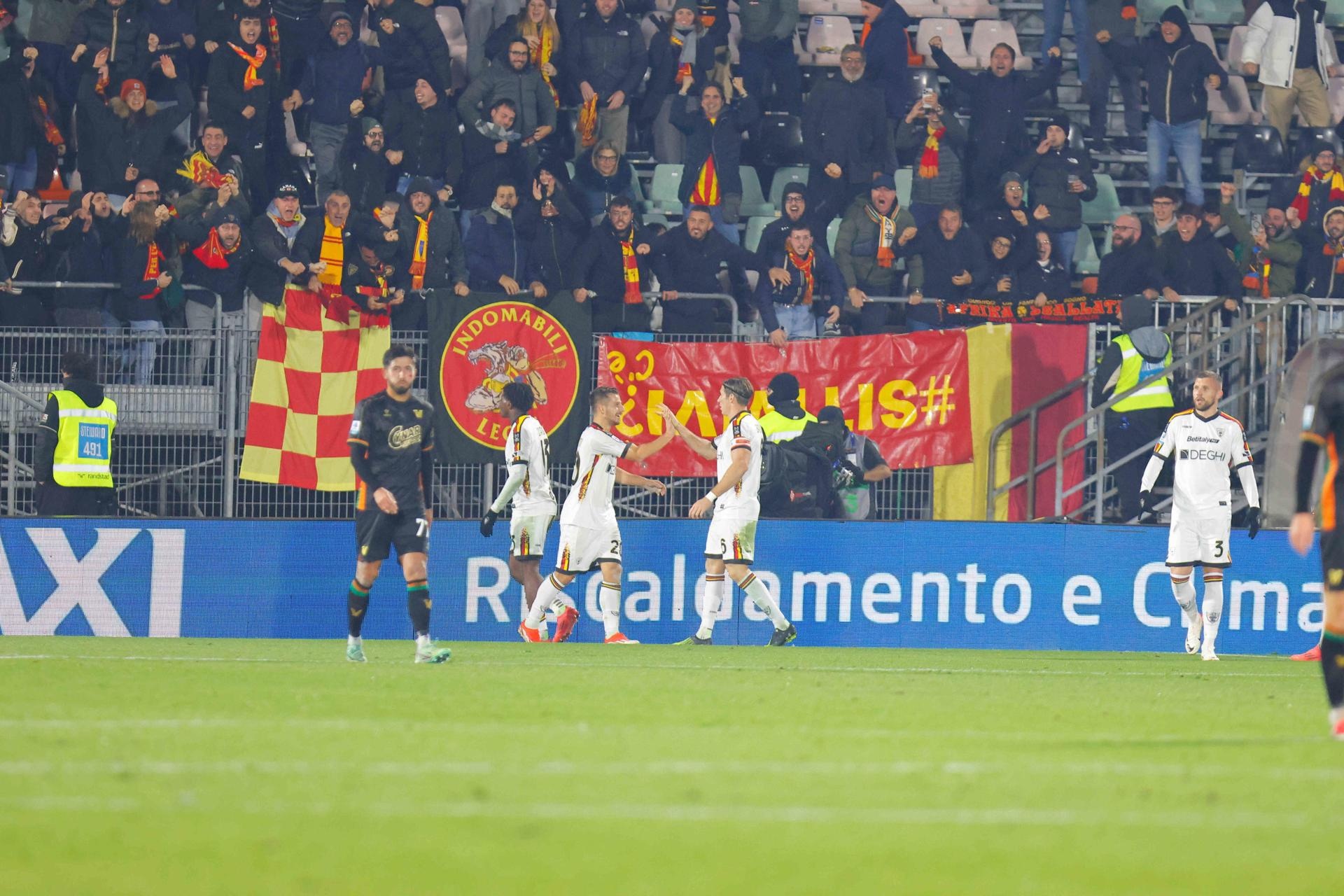 El Lecce saca la cabeza del descenso y el Venezia se hunde