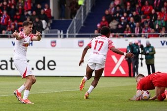 El RB Leipzig reaccionó a tiempo y consiguió vencer en casa del Heidenheim (1-2) para seguir instaurado en la 4ª plaza de la tabla, que da acceso a la próxima edición de la Champions League. Por otro lado, en el partido por la permanencia, el Darmstadt pudo con el Köln (0-2) y aún sigue creyendo en que la salvación es posible.