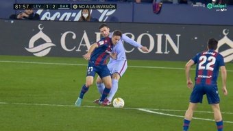 Un penalti de Lenglet permitió empatar el partido al Levante. Captura/MovistarLaLiga