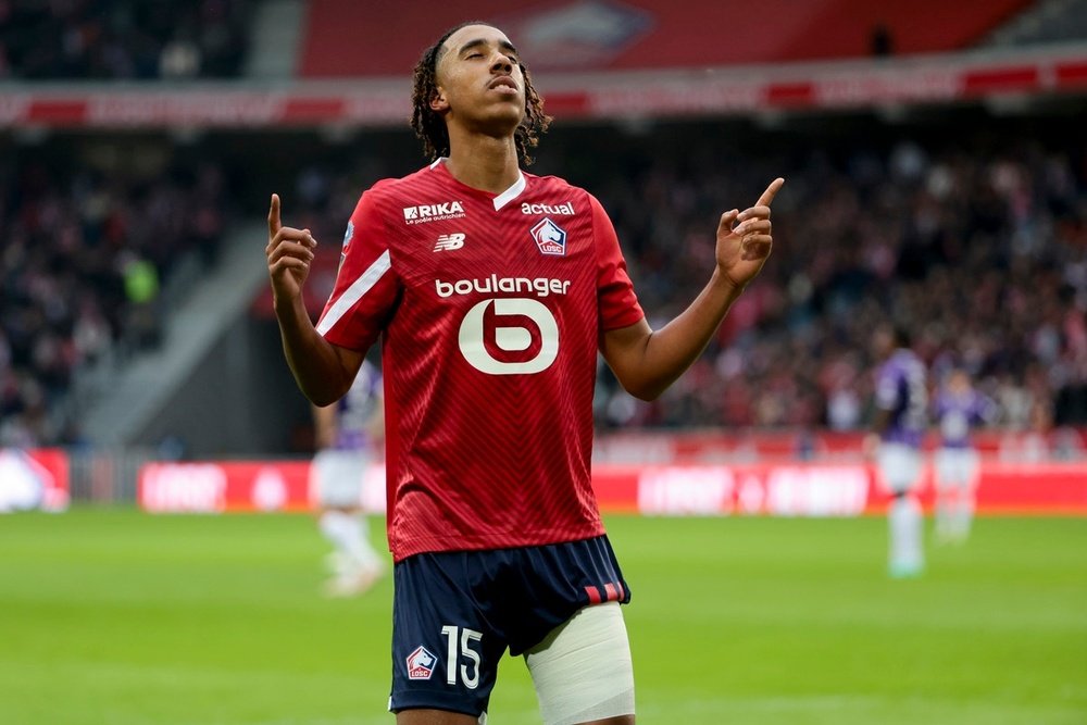 Real Madrid wants Leny Yoro to start the preseason with them. EFE