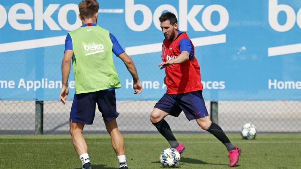 Messi recebe alta e viaja à Alemanha. Twitter/FCBarcelona_es