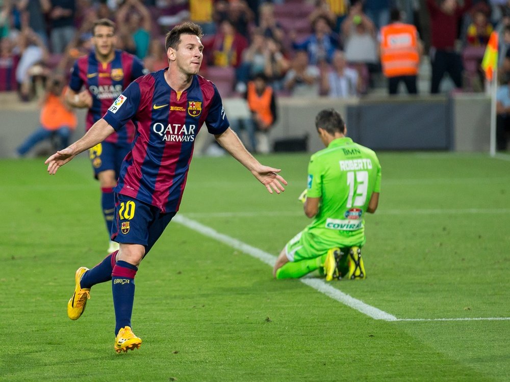 Leo Messi, del FC Barcelona, celebra un gol ante Roberto, portero del Granada. Lluís.