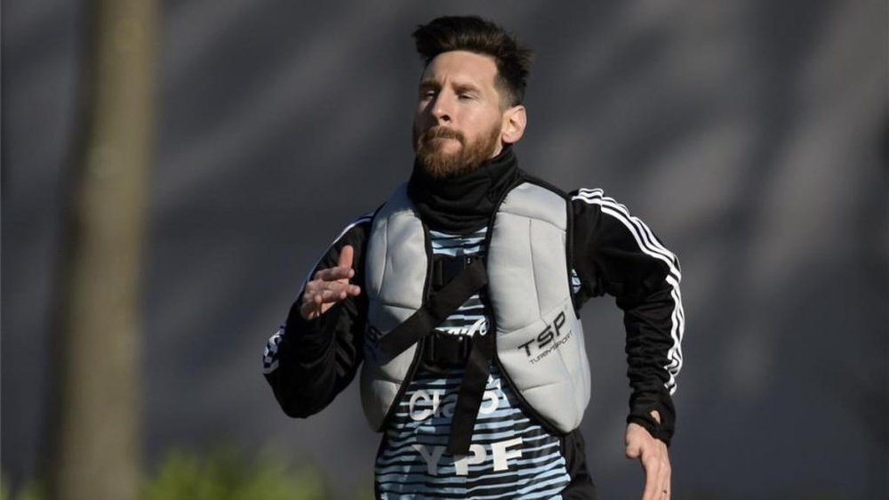 Argentina está pendiente de Messi. AFP