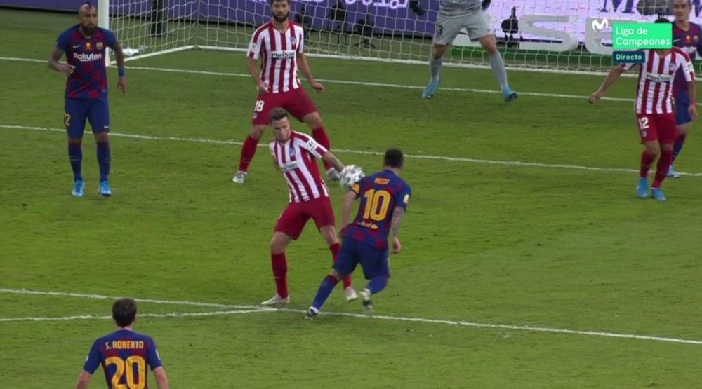 Messi se ayudó con el brazo para superar a Saúl antes de marcar. Movistar+