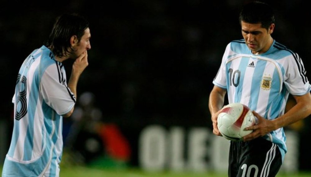 Riquelme dejó entrever que Messi podría estar en el homenaje. EFE