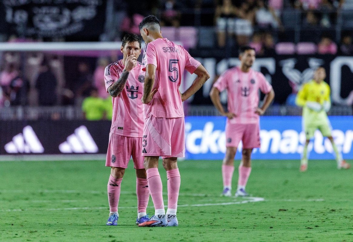 Inter Miami CF venceu o New England Revolution por 4 a 1 em casa, na noite de hoje, pela temporada regular da MLS - Liga USA. Dois gols do ex-defensor do Barcelona, Jordi Alba, e do atacante Tadeo Allende lideraram a vitória em uma partida que também destacou a lenda do Barça, Busquets, que foi homenageado antes de sua aposentadoria no final da temporada.