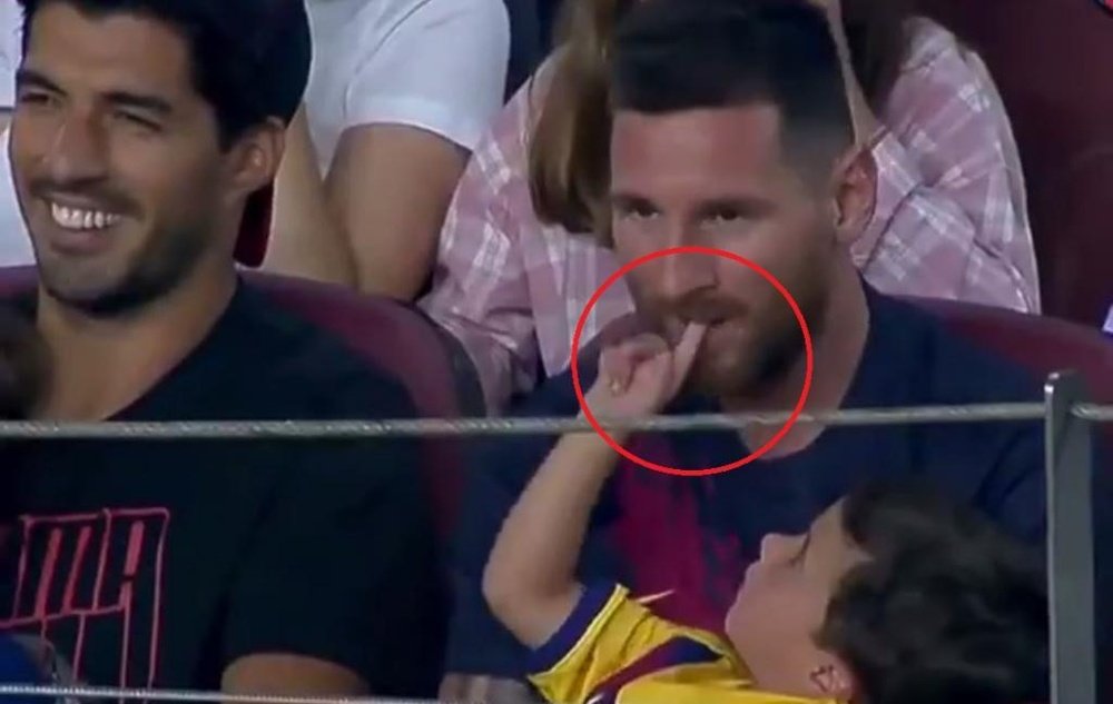 Messi jugó a morderle el dedo a su hijo Mateo. Captura