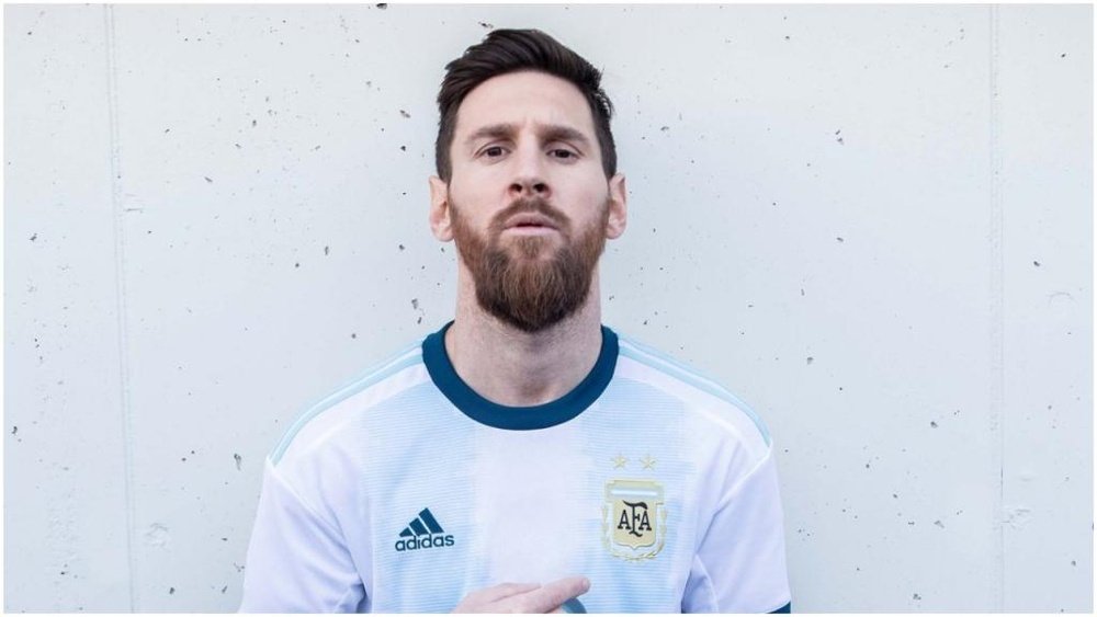 Messi posó con la nueva elástica de la 'Albiceleste'. Argentina