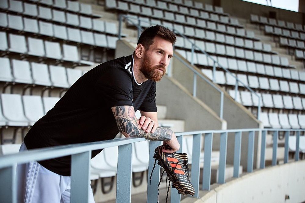 Messi, posando com as suas novas botas. Twitter