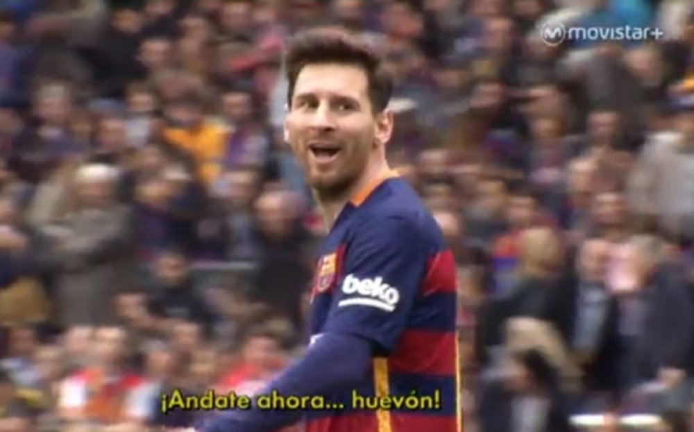 Leo Messi ataca a Pau López en el transcurso del Barcelona-Espanyol. Movistar+