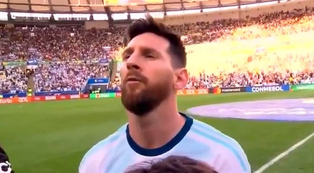 Cette fois-ci oui, Messi a chanté l'hymne. Captura/DAZN